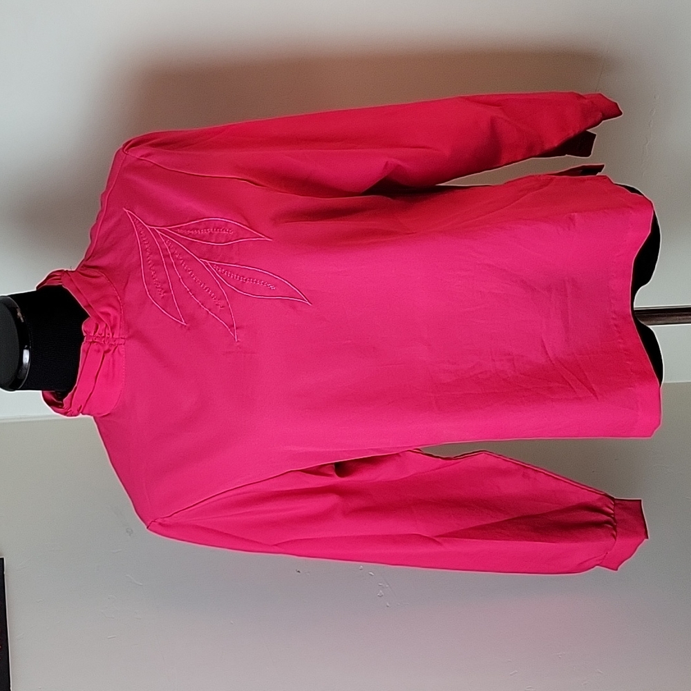 🎁 Vintage pink embroidered turtle neck blouse